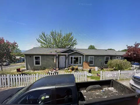 105 Bridgeport Dr, Eagle Point, OR 97524