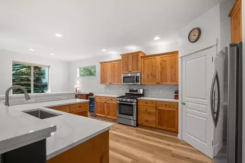 Kitchen - 20450 Jacklight Ln, Bend, OR 97702 photo 3 of 3