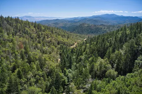 1140 Tomahawk Dr, Jacksonville, OR 97530