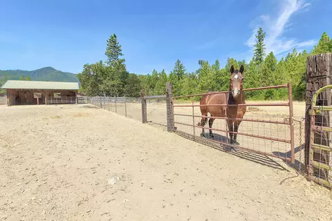 13615 Water Gap Rd, Williams, OR 97544