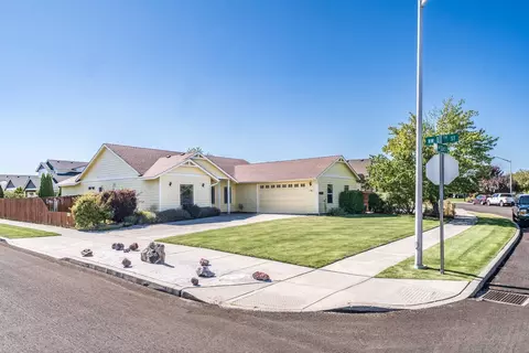 3015 NW 19th St, Redmond, OR 97756