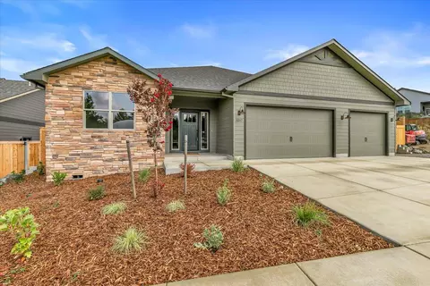 3317 Tree Top Dr, Medford, OR 97504
