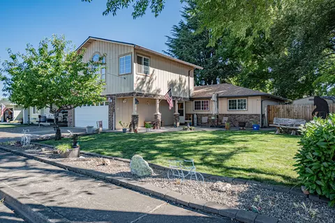 1115 Rose Valley Dr, Central Point, OR 97502