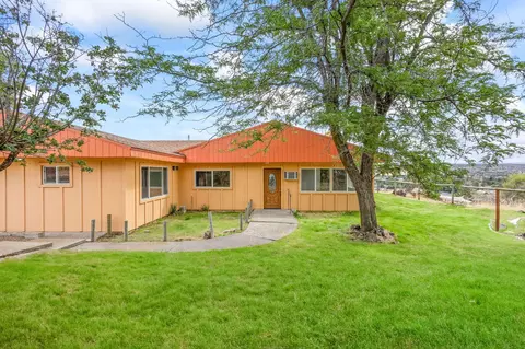 825 NW 3rd St, Madras, OR 97741