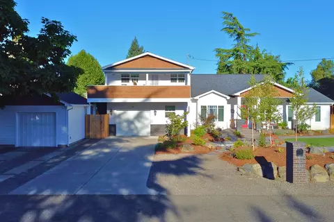 2204 Meals Dr, Medford, OR 97501