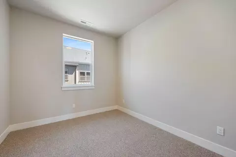 Bedroom - 20530 NEmpire Ave, Bend, OR 97701 photo 4 of 7