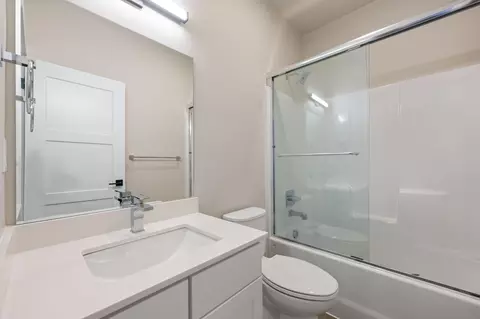 Bath - 20530 NEmpire Ave, Bend, OR 97701 photo 1 of 3