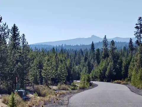 28 Emerald Meadows Way, Crescent Lake, OR 97733