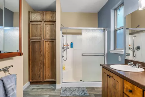 Bath - 400 NW Flagline Dr, Bend, OR 97703 photo 4 of 8