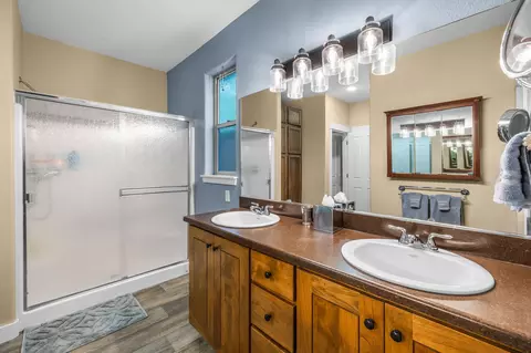 Bath - 400 NW Flagline Dr, Bend, OR 97703 photo 3 of 8