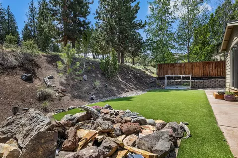 Exterior - 400 NW Flagline Dr, Bend, OR 97703 photo 11 of 15