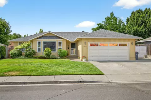 1527 Arlington Dr, Medford, OR 97501