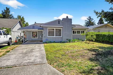 953 Kenyon St, Medford, OR 97501
