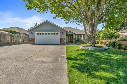 121 SW Mini Ln, Grants Pass, OR 97527