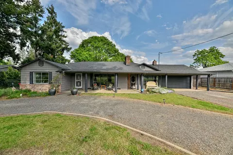 895 Casino Rd, Medford, OR 97501