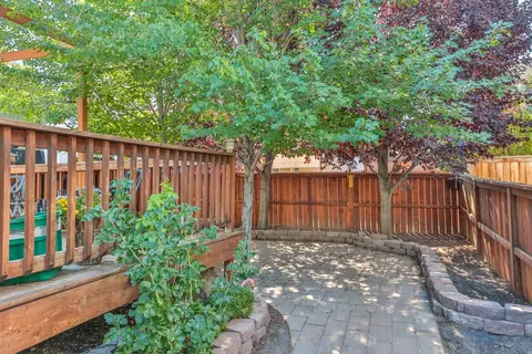 Exterior - 63752 Hunters Cir, Bend, OR 97701 photo 6 of 7