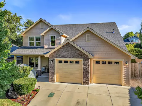 3909 Crystal Springs Dr, Medford, OR 97504