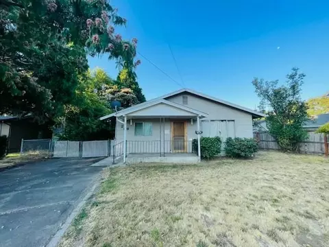 208 W Main St, Rogue River, OR 97537