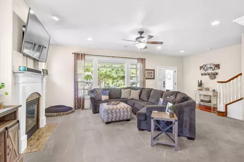 Living - 1159 Rustler Peak St, Central Point, OR 97502 photo 3 of 3