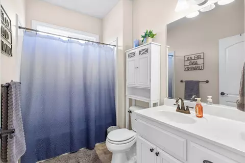 Bath - 1159 Rustler Peak St, Central Point, OR 97502 photo 3 of 4