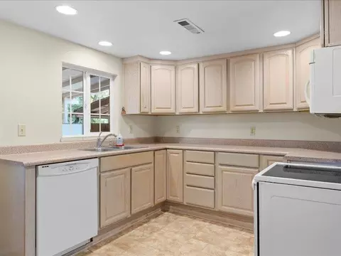 Kitchen - 6554 Downing Rd, Central Point, OR 97502 photo 2 of 2