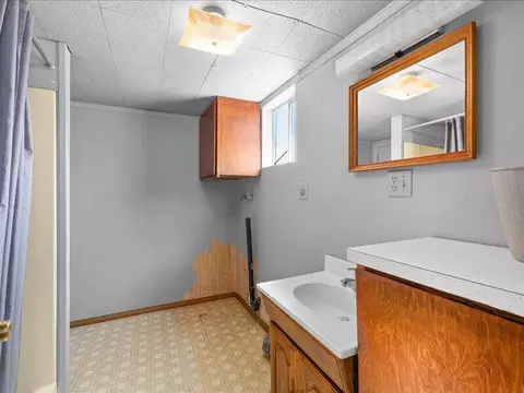Bath - 6554 Downing Rd, Central Point, OR 97502 photo 1 of 2