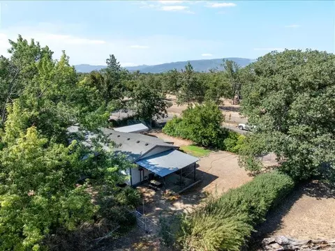Exterior - 6554 Downing Rd, Central Point, OR 97502 photo 5 of 11