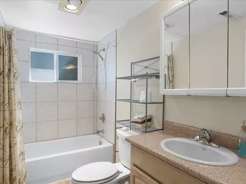 Bath - 6554 Downing Rd, Central Point, OR 97502 photo 2 of 2