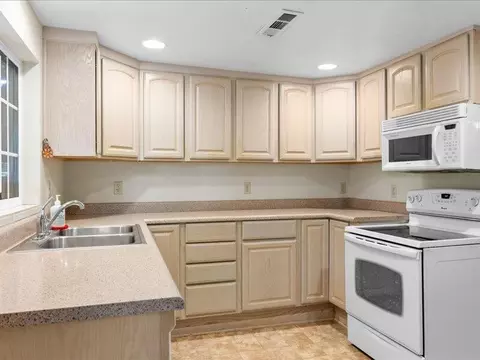 Kitchen - 6554 Downing Rd, Central Point, OR 97502 photo 1 of 2