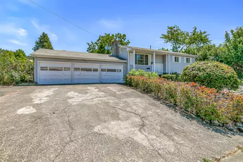 801 NE 10th St, Grants Pass, OR 97526