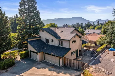 2160 NW Crown St, Grants Pass, OR 97526