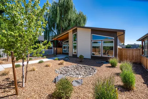 914 NW 19th St, Redmond, OR 97756