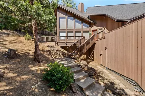 327 Laurelwood Dr, Jacksonville, OR 97530