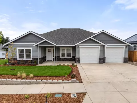 2749 Pronghorn Ln, Medford, OR 97504