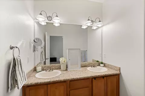 Bath - 136 Dianne Way, Eagle Point, OR 97524 photo 4 of 6