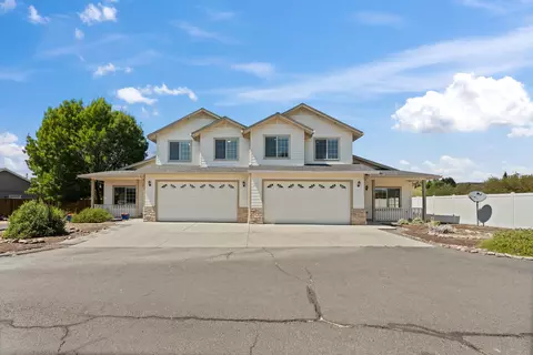 Exterior - 136 Dianne Way, Eagle Point, OR 97524 photo 2 of 10