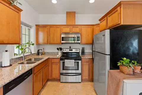 Kitchen - 136 Dianne Way, Eagle Point, OR 97524 photo 1 of 2
