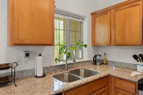 Kitchen - 136 Dianne Way, Eagle Point, OR 97524 photo 2 of 2