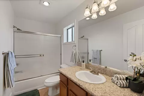 Bath - 136 Dianne Way, Eagle Point, OR 97524 photo 6 of 6