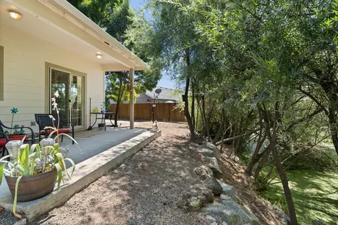Exterior - 136 Dianne Way, Eagle Point, OR 97524 photo 7 of 10