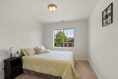 Bedroom - 136 Dianne Way, Eagle Point, OR 97524 photo 5 of 6