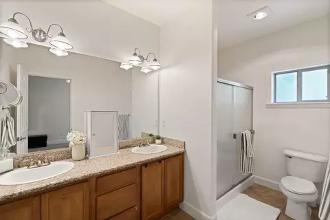 Bath - 136 Dianne Way, Eagle Point, OR 97524 photo 3 of 6