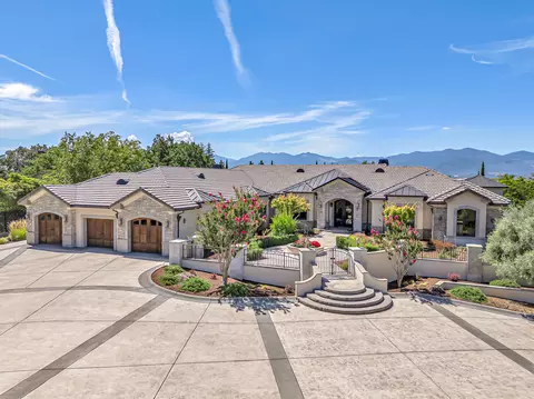 245 Yale Dr, Medford, OR 97504