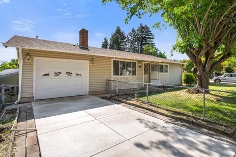 107 N 4th St, Talent, OR 97540