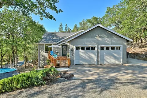 470 Old Ferry Rd, Shady Cove, OR 97539