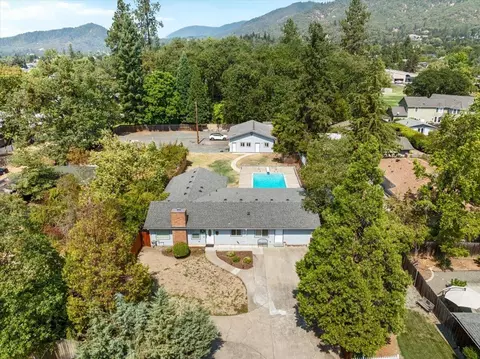 935 NE Wesley Ln, Grants Pass, OR 97526