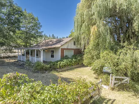 198 W Woodside St, Grants Pass, OR 97527