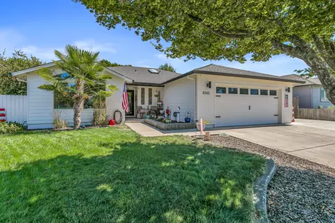 1242 Greentree Way, Central Point, OR 97502
