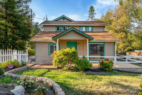 416 NW Pleasant View Dr, Grants Pass, OR 97526
