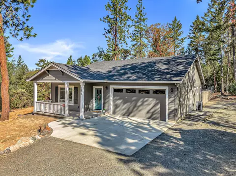379 Squirrel Ln, Jacksonville, OR 97530